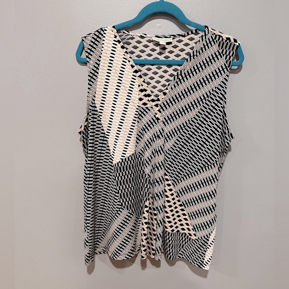Dana Bachman easy wear XL sleeveless top. Slimming!